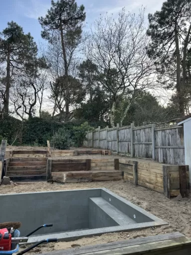 Création d'un escalier en bois avec un mur de soutènement à la Teste de Buch , Bassin d'Arcachon, AN TERRASSEMENT