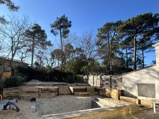Réalisation d'un mur de soutènement en chêne avec un escalier et des bacs de plantations à la Teste de Buch., Bassin d'Arcachon, AN TERRASSEMENT