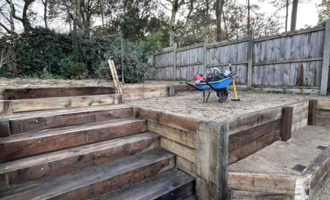 Création d'un escalier en bois avec un mur de soutènement à la Teste de Buch , Bassin d'Arcachon, AN TERRASSEMENT