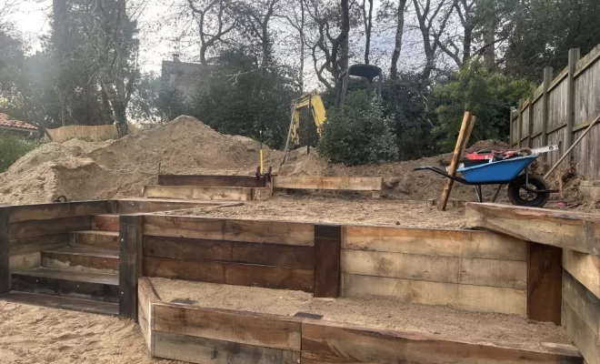Création d'un escalier en bois avec un mur de soutènement à la Teste de Buch , Bassin d'Arcachon, AN TERRASSEMENT
